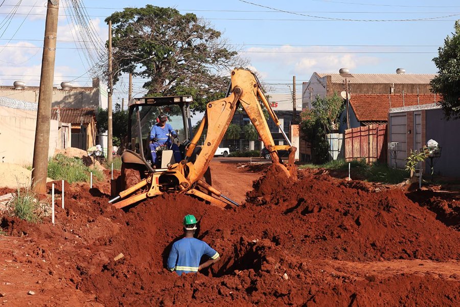 Obras de esgoto provocam bloqueios em quatro avenidas de Campo Grande; veja os trechos afetados