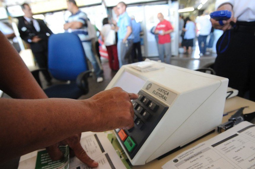 Quase metade dos brasileiros evita falar sobre o próprio voto em casa