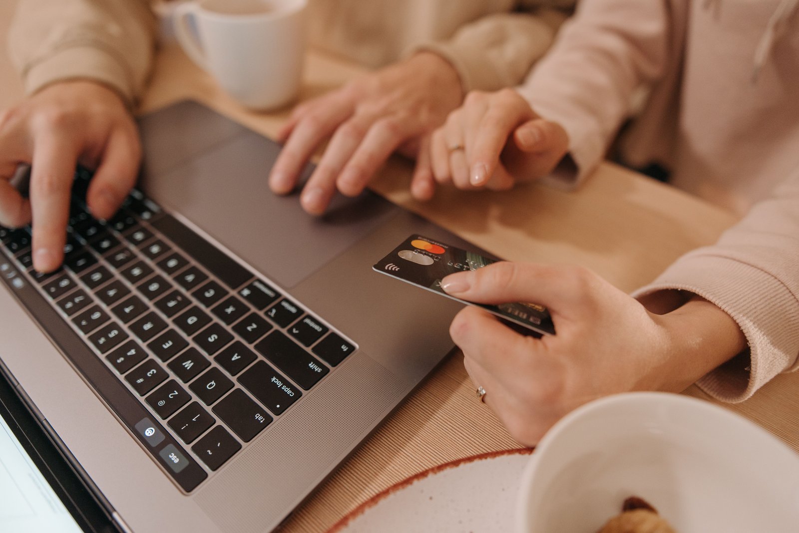 Quanto mais benefício, mais gasto? Entenda a armadilha de cashback e pontos